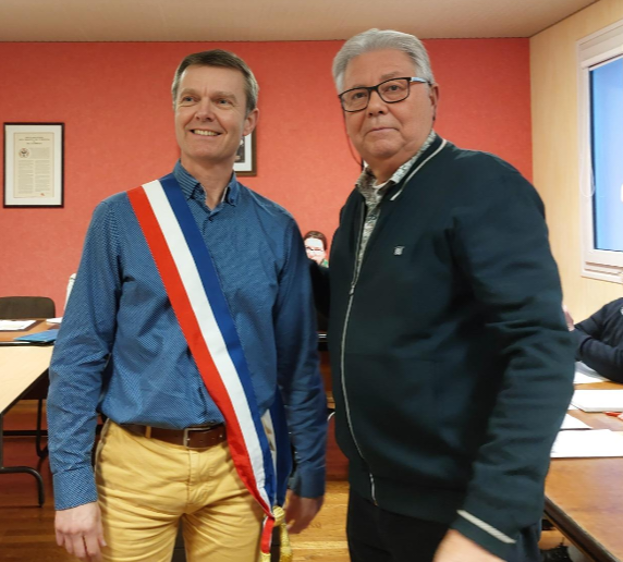  Remise écharpe par le doyen au Maire.png